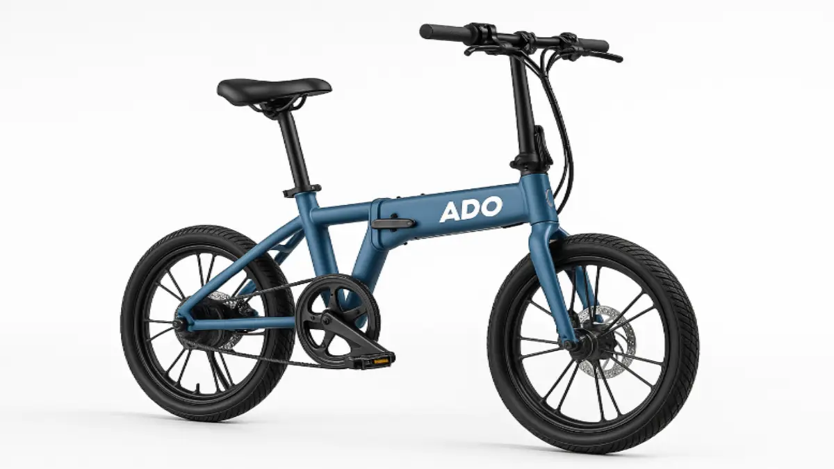 ADO Air 20 Pro ブルー 20インチ折りたたみ e-bike 商品画像 ADO Air 20 Pro ブルーの20インチ折りたたみ電動アシスト自転車。ベルトドライブ、油圧ディスク、BAFANG後輪ハブモーターを備えた正面右3/4の商品画像