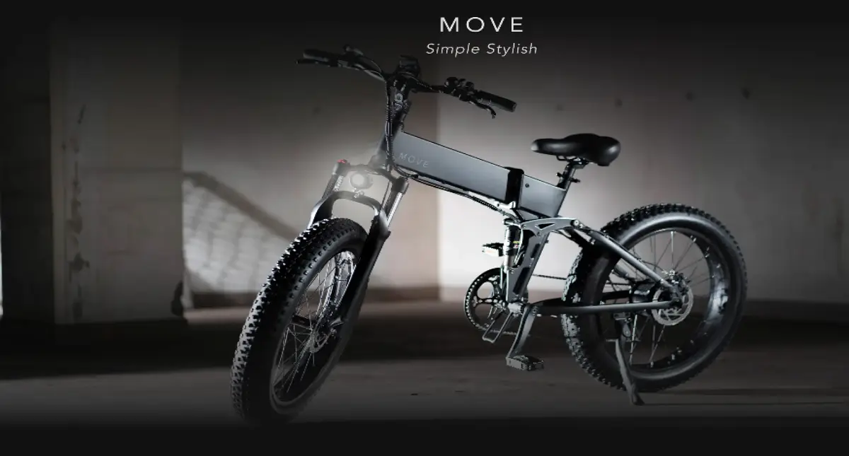 MOVEの電動アシスト自転車。黒の折りたたみフレームと極太タイヤ、ディスクブレーキを備えた右前方アングルの商品写真（室内・低照度）