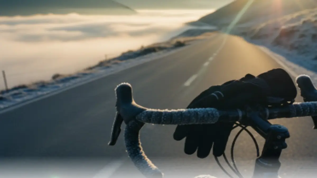 冬のサイクリングで厚手グローブを装着したハンドル操作の様子。冷えを防ぎながら快適に走るサイクリスト。