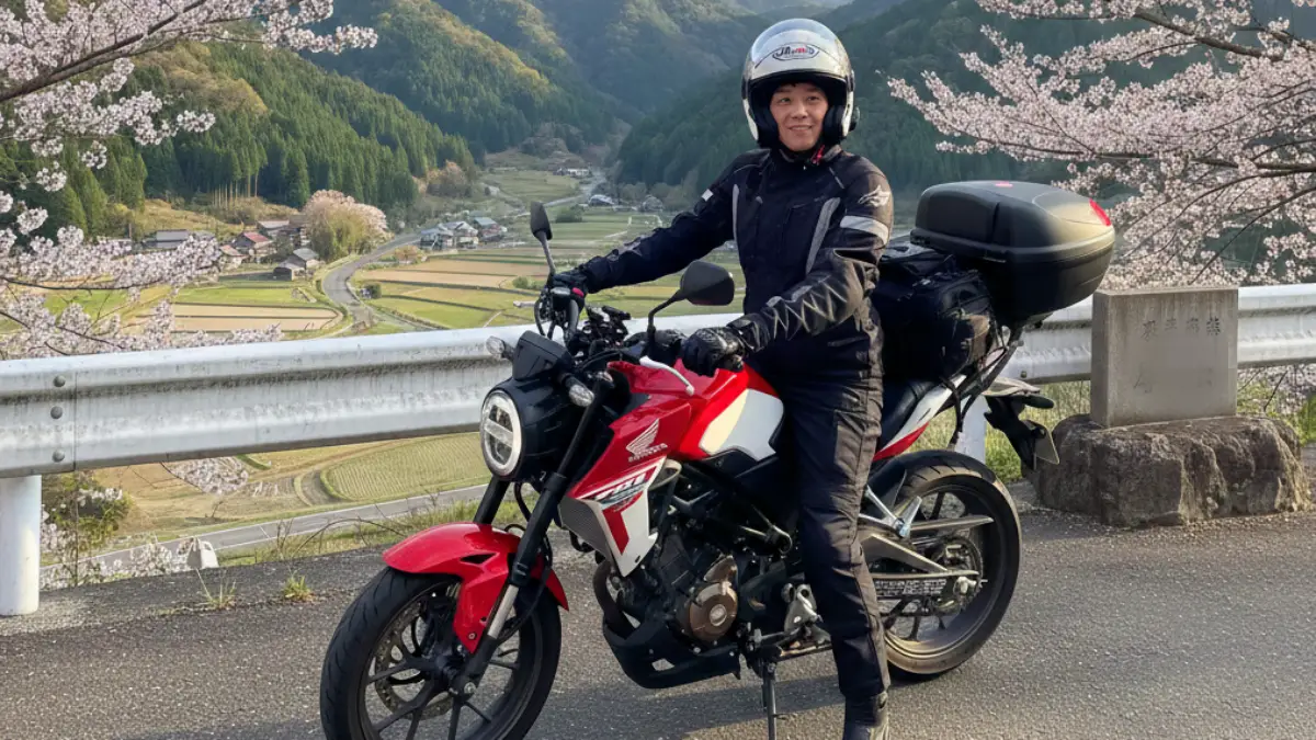 125ccバイクで下道ツーリングを楽しむライダーのイメージ