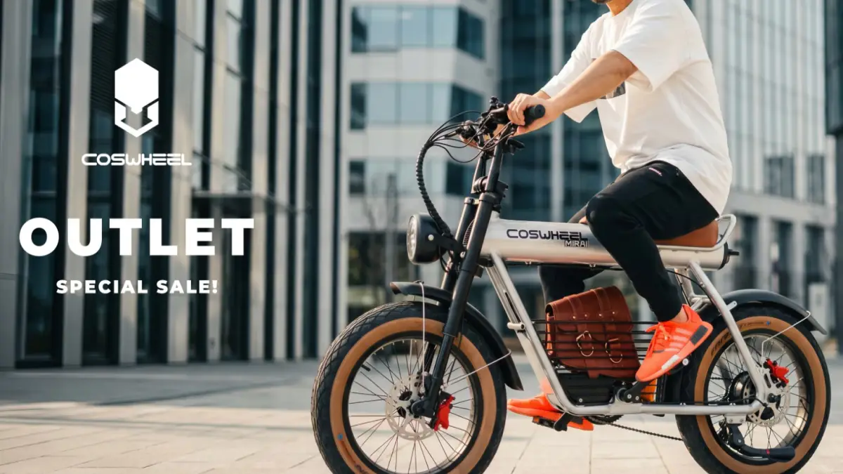 COSWHEELの電動バイクを街中で走行する男性とアウトレットスペシャルセールの案内