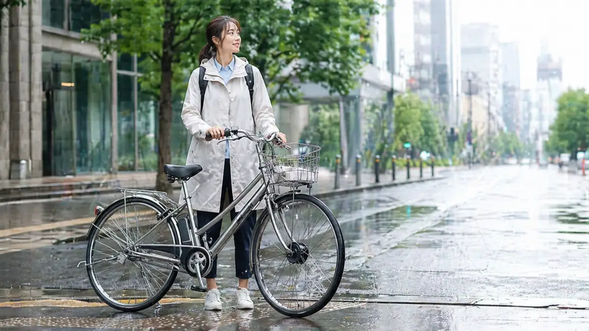 雨に強い自転車を選ぶ日本人女性のイメージ