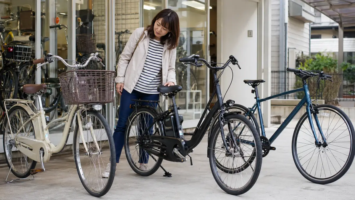 雨に強い自転車の仕様を比較する日本人女性