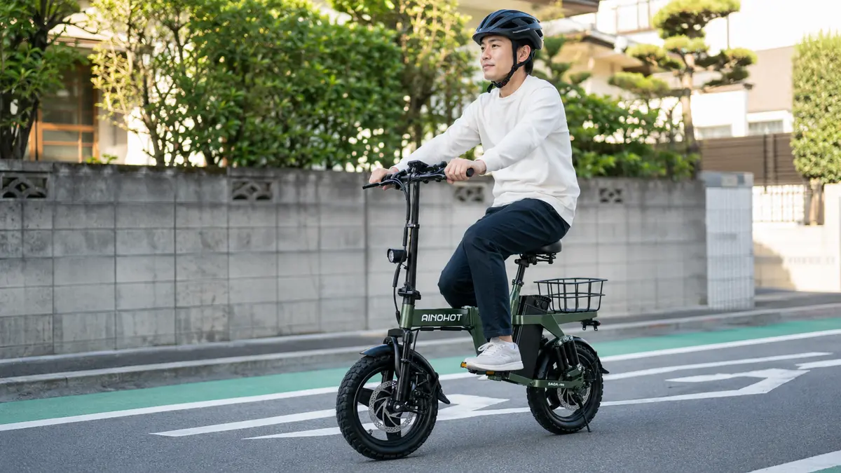 AINOHOT SAGA moの街乗りイメージ ヘルメットを着用してAINOHOT SAGA moで街中を走行する日本人男性