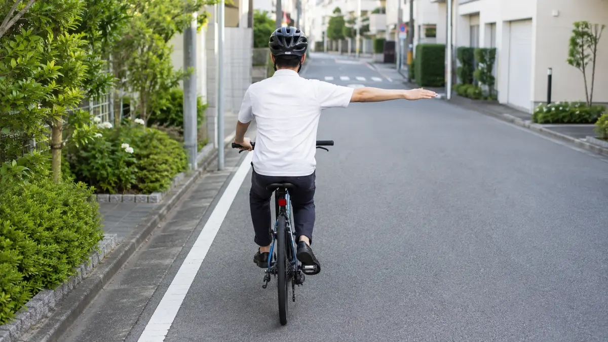 自転車で右折するときの手信号 自転車の右折を右腕で知らせる手信号