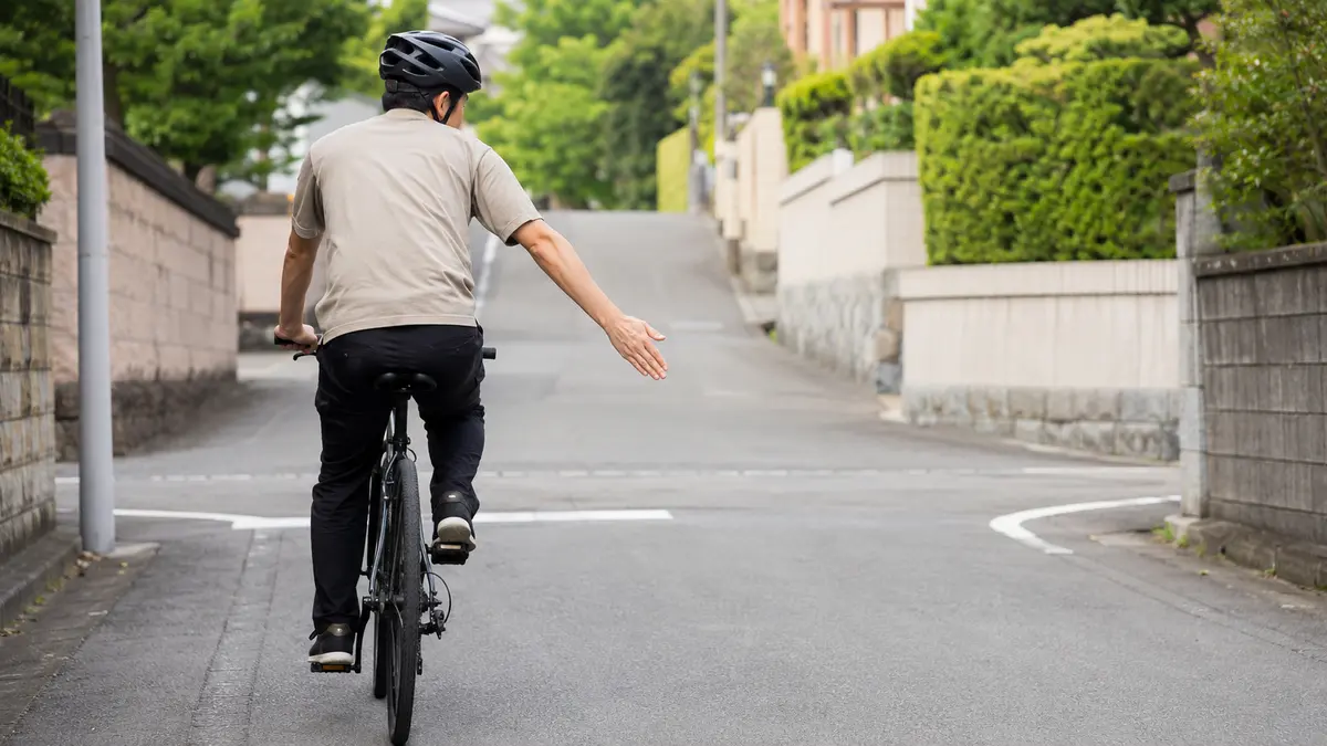 自転車で停止するときの手信号 自転車の停止を右腕で知らせる手信号