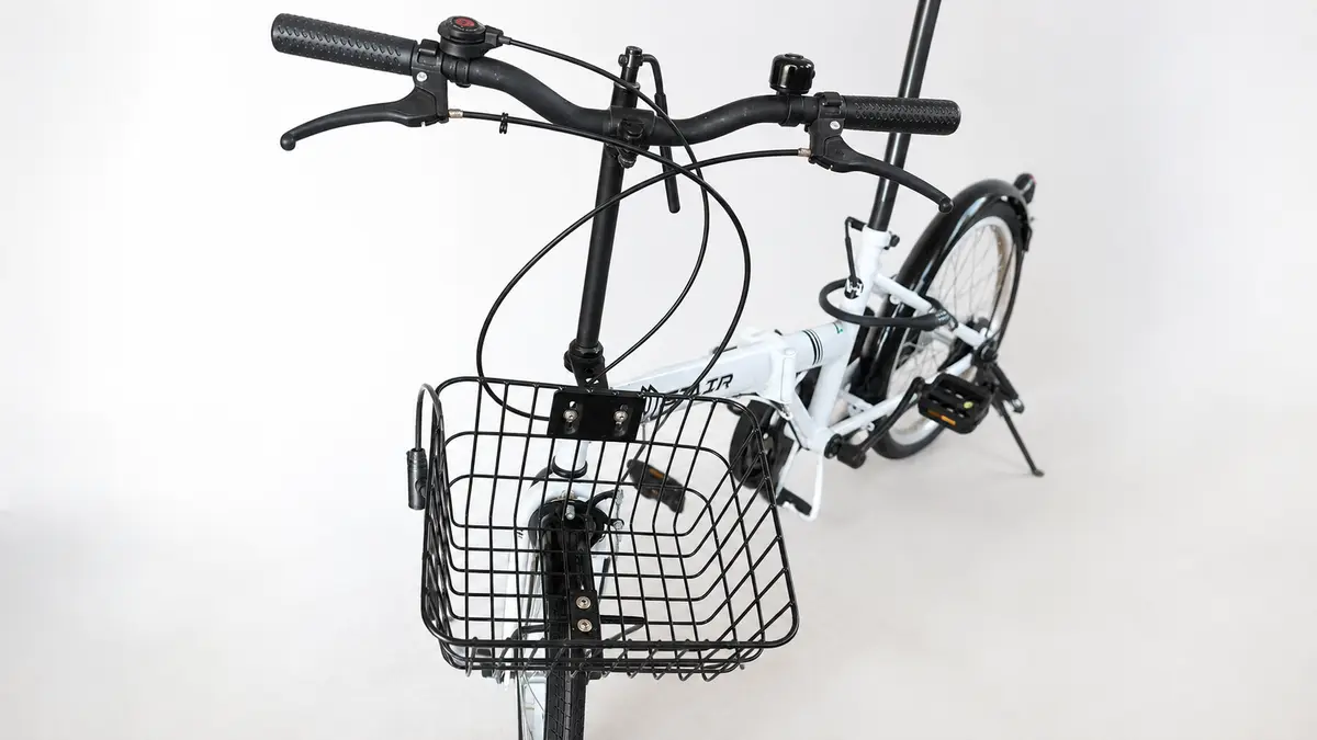 折りたたみ自転車に付属する前カゴのサイズ感 20インチ折りたたみ自転車に付属する黒いワイヤー前カゴ