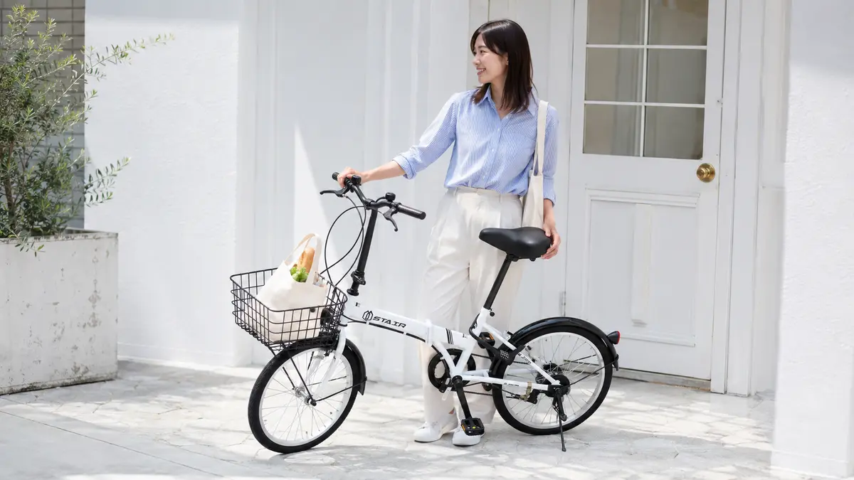 20インチ折りたたみ自転車で近所へ買い物 前カゴ付き20インチ折りたたみ自転車で近所の買い物をする日本人女性