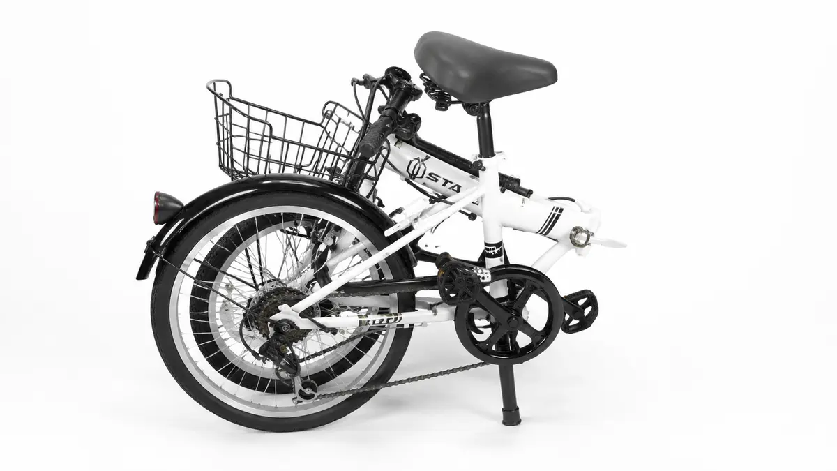 格安20インチ折りたたみ自転車の購入レビューまとめ 白背景に折りたたんで置かれた前カゴ付き20インチ折りたたみ自転車