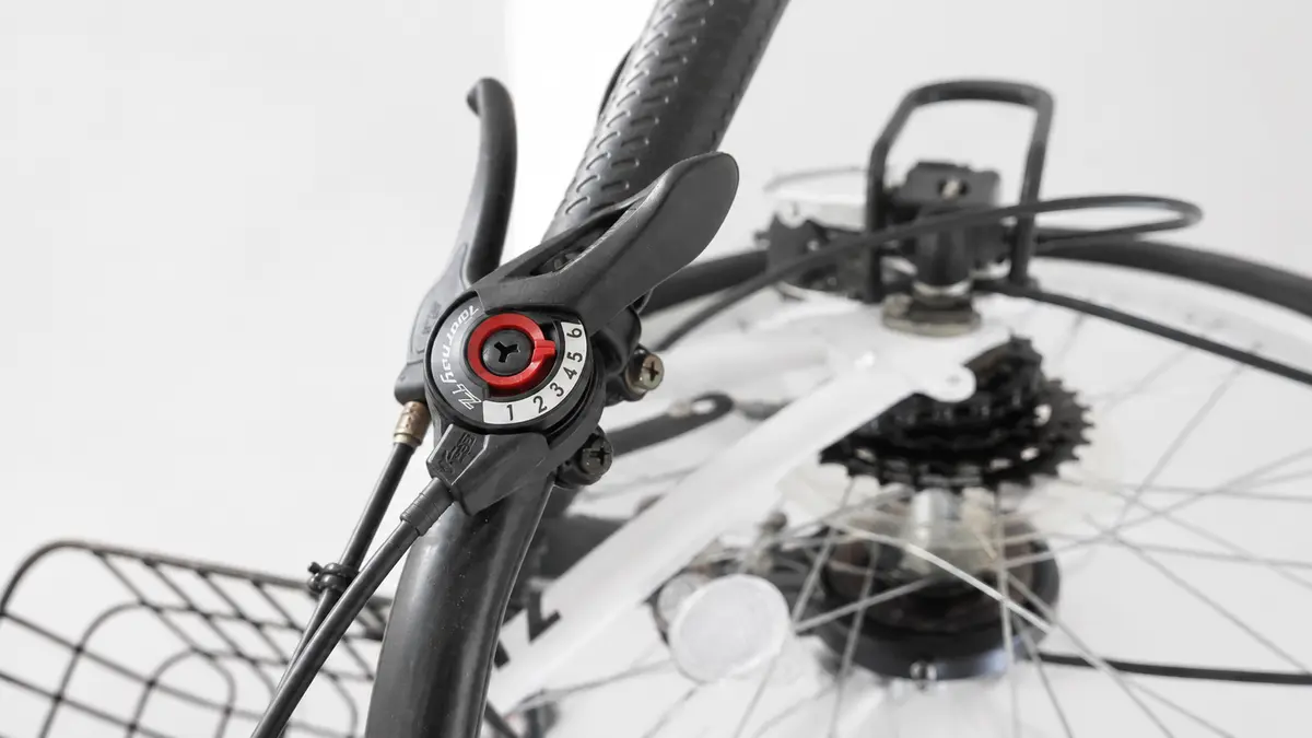 折りたたみ自転車のシマノ6段変速シフター 20インチ折りたたみ自転車の1から6まで切り替えられるシマノ6段変速シフター