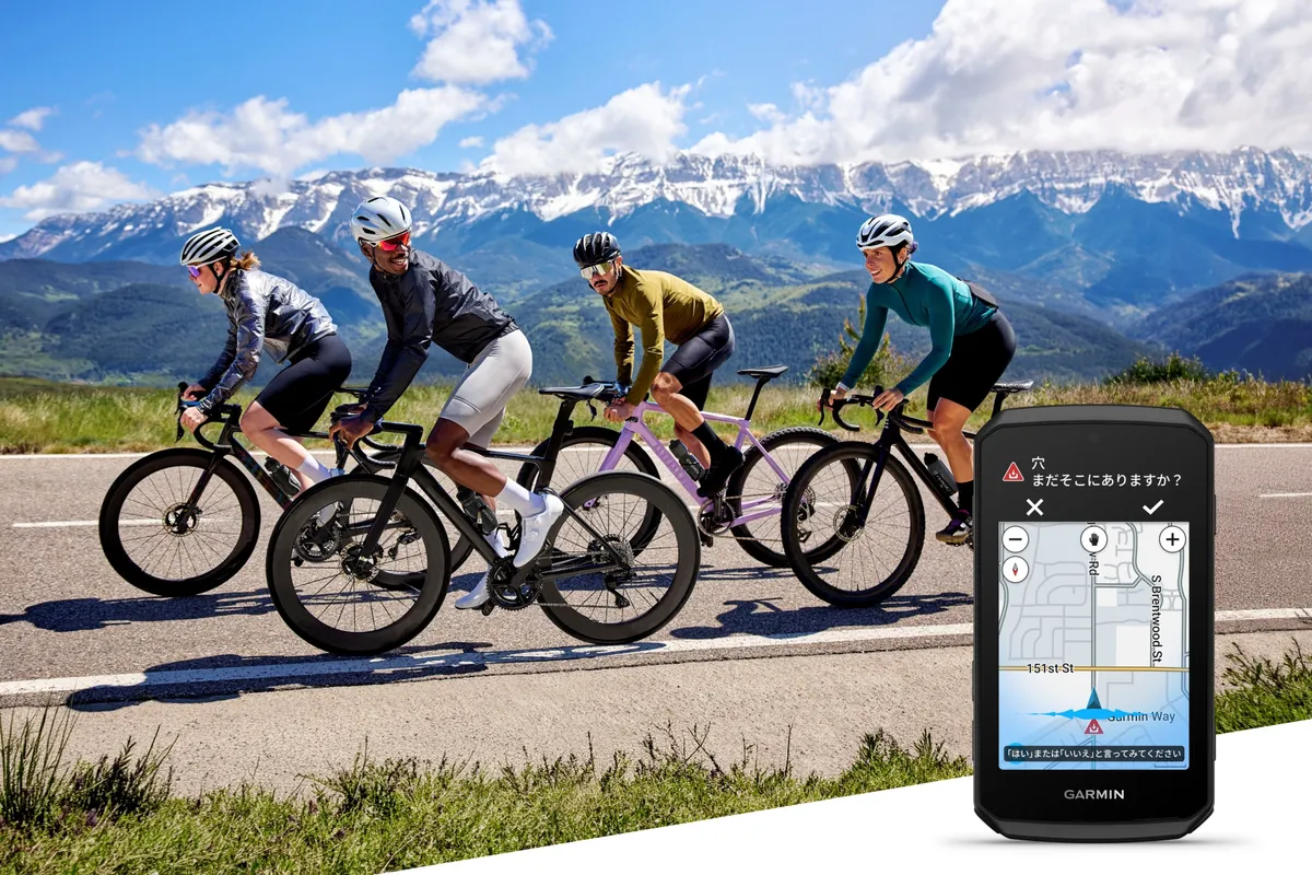 山岳路をグループで走るサイクリストとGarmin Edge 1060の音声操作画面