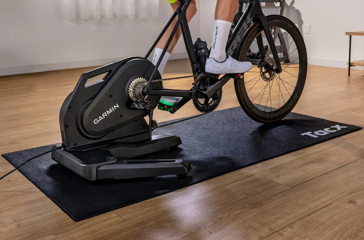 自転車を取り付けて室内トレーニングに使うTacx Nera